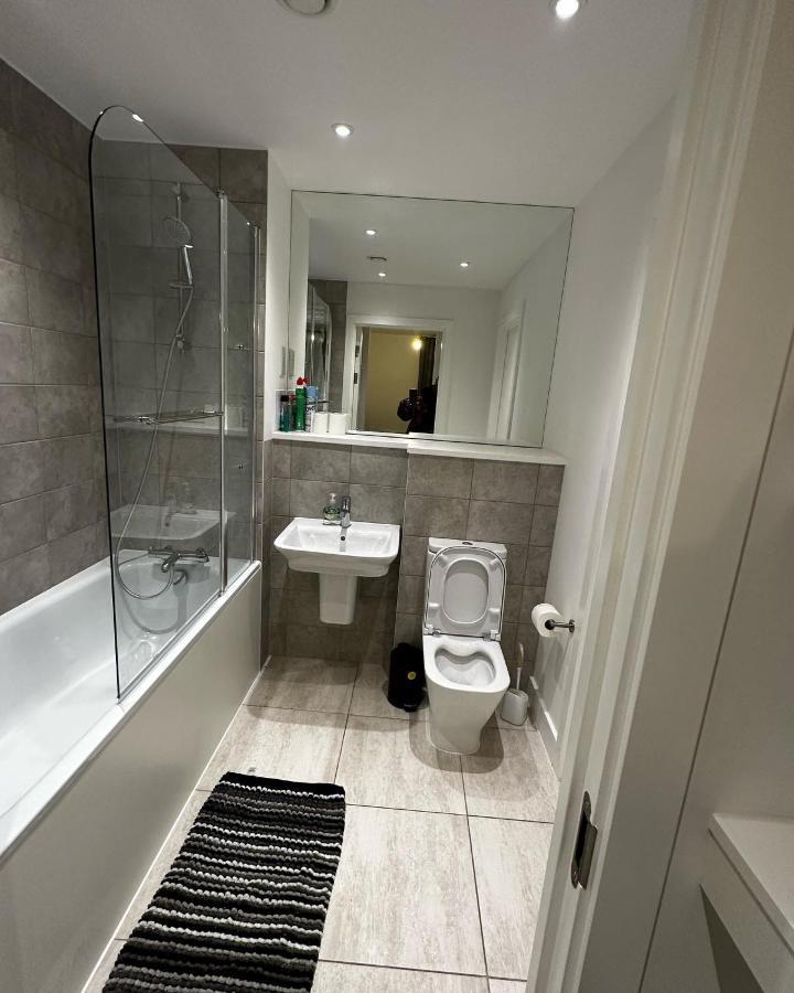 Luxury 2 Bedrooms Apartment Barking  Bagian luar foto